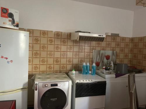 une cuisine avec une cuisinière et un réfrigérateur dans l'établissement Les chambre de la gare, à Agde