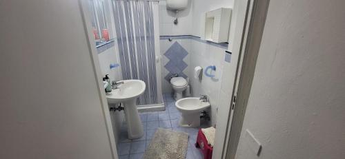 a small bathroom with a toilet and a sink at Hotel Dory in Albinia