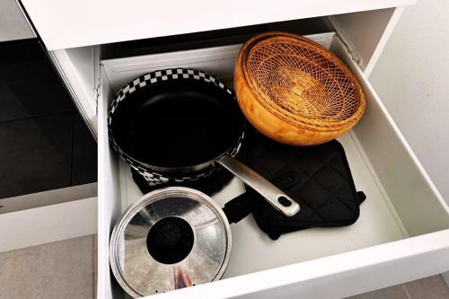 a drawer with a pot and a whisk and a strainer at Vully Panorama Apartment 3 Schlafzimmer nahe Bern in Zollikofen