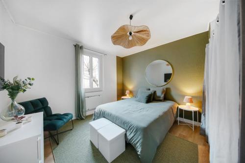 a bedroom with a bed and a mirror at Appartement T4 Carqueiranne in Carqueiranne