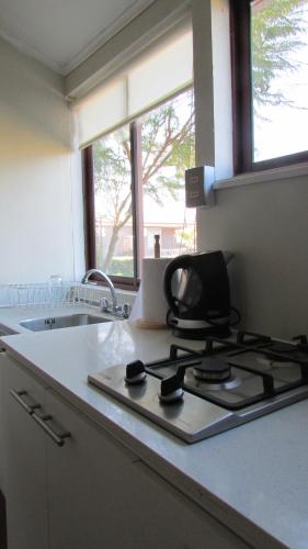 Кухня или мини-кухня в Cabañas Rancho Carmelitas, Pullally, localidad agrícola de Papudo
