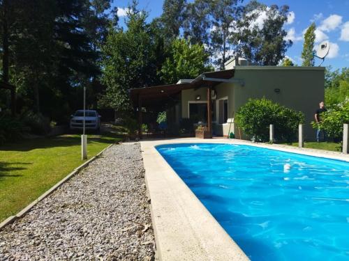 ein Swimmingpool vor einem Haus in der Unterkunft Los Tres Soles in Mar del Plata