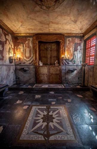 Habitación antigua con alfombra en el suelo en Crow's Nest Newport, en Newport