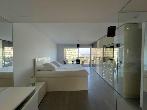 une chambre avec un lit et une paroi vitrée dans l'établissement NAUTILIA 201 - Luxe - 2 personnes, au Cap d'Agde