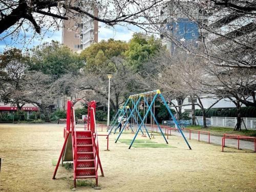 a playground with a ladder and a swing set at 福源阁-日式别墅-整栋独享-新深江站步行5分-90平方6人入住-难波心斋桥直达8分-3室两卫-洗烘一体机 in Osaka