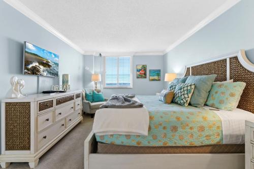 1 dormitorio con 1 cama con cómoda y TV en Best View on the Island Palma Del Mar 902 Enjoy Paradise, en Point Brittany
