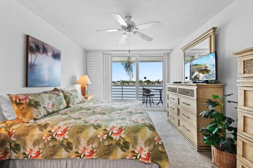 une chambre avec un lit et un ventilateur de plafond dans l'établissement Bahia Vista 14-363 New Listing Club Bahia, à Tierra Verde