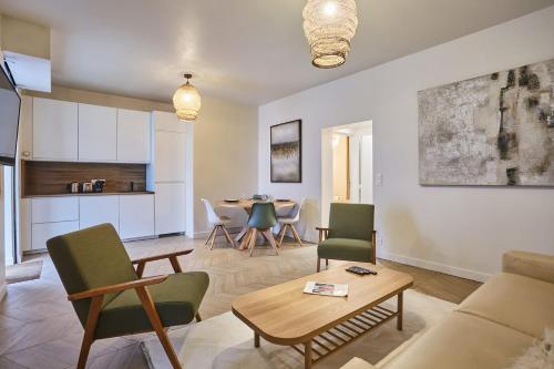 un salon avec un canapé, des chaises et une table dans l'établissement Sublime flat Paris Bois de Vincennes by Studio prestige, à Paris