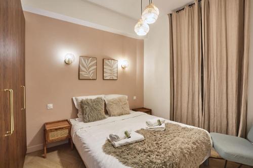 une chambre avec un lit avec deux serviettes dessus dans l'établissement Sublime flat Paris Bois de Vincennes by Studio prestige, à Paris