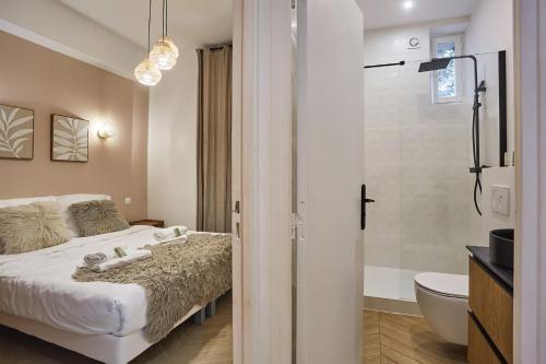 - une chambre avec un lit, une baignoire et une salle de bains dans l'établissement Sublime flat Paris Bois de Vincennes by Studio prestige, à Paris