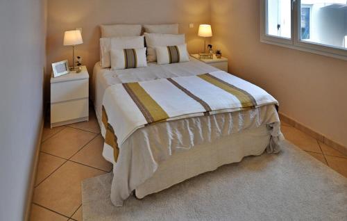 une chambre avec un grand lit avec deux tables de nuit dans l'établissement villa, à Châteauneuf-de-Gadagne