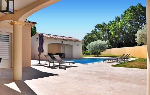 Cette villa dispose d'une piscine et d'une terrasse. dans l'établissement villa, à Châteauneuf-de-Gadagne