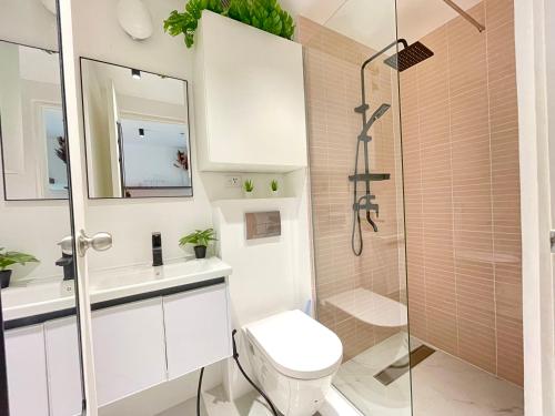 ein Badezimmer mit Dusche, Toilette und Waschbecken in der Unterkunft Château Nude in Cebu City