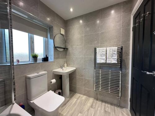 Ένα μπάνιο στο Spacious 4 bedroom house
