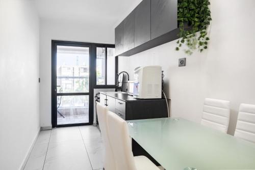 Kuchyň nebo kuchyňský kout v ubytování Luxury Small Unit with Mamad