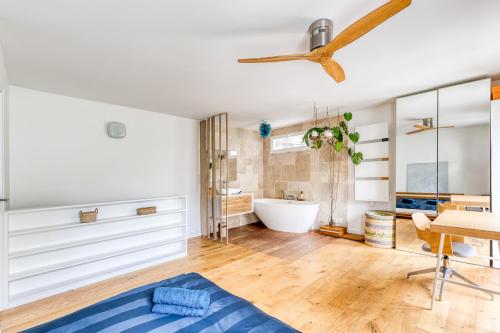 une grande salle de bain avec une baignoire et un lavabo dans l'établissement Parisian Loft & Secret Garden, à Paris