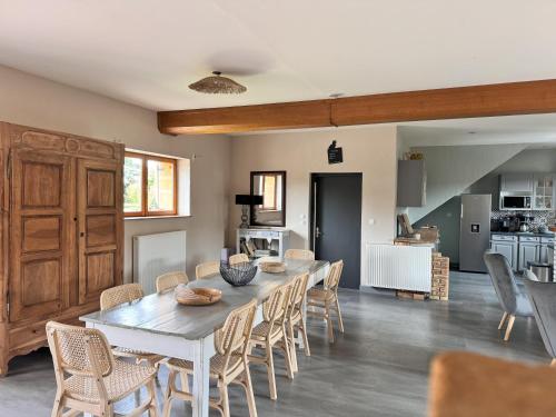 a kitchen and dining room with a table and chairs at Domaine des Vignes d'Hôtes in Bagnols
