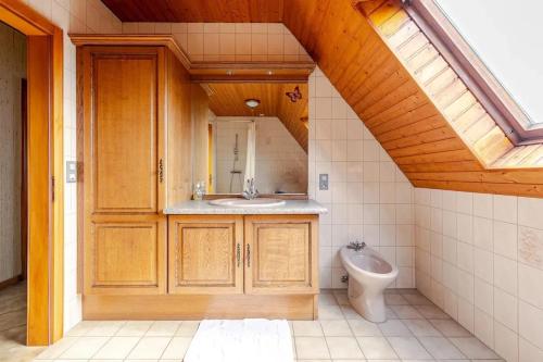 ห้องน้ำของ Appartement spacieux à Epfig avec vue sur le jardin