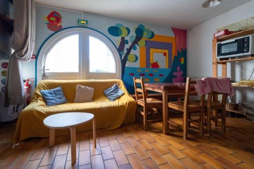 un salon avec un canapé et une table dans l'établissement Maison Despourrins, à Accous