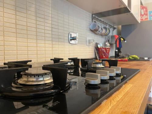 a kitchen with a stove top in a kitchen at Deliziosa casa a Fregene in Fregene