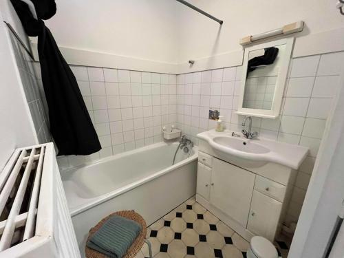 une salle de bain avec un lavabo, une baignoire et des toilettes dans l'établissement Delorme 2pers Tv & Wifi, à Nantes
