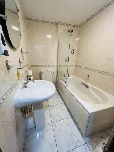 a bathroom with a sink and a bath tub and a sink at George And Dragon Place in Chester