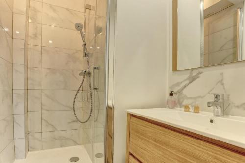 une salle de bain avec douche et lavabo dans l'établissement Le Courcillon Calme, Cour privée & Proche Château, à Versailles