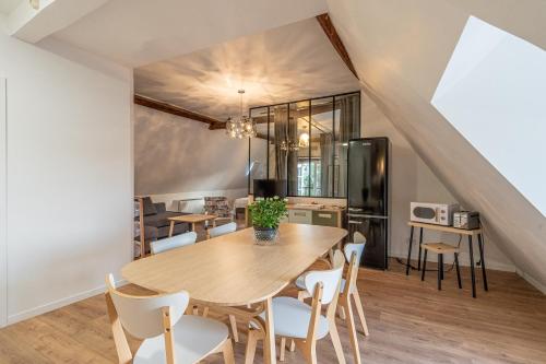 une salle à manger avec une table et des chaises dans l'établissement Léonard, à Saumur