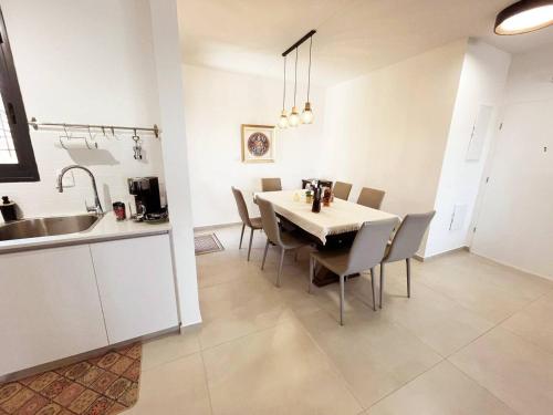Cuisine ou kitchenette dans l'établissement Ramon Garden
