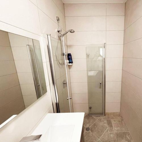 Salle de bains dans l'établissement Ramon Garden