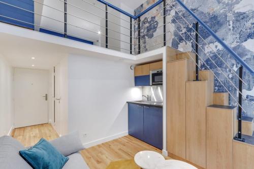 un salon avec un canapé et un escalier dans l'établissement Flexliving - One bedroom apartment - Bretagne, à Paris