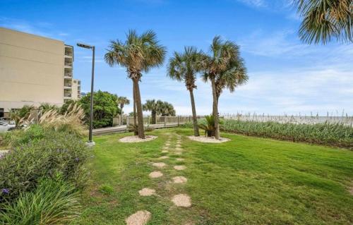 Κήπος έξω από το Wow! Oceanview 3 bedroom condo! Pool & private balcony