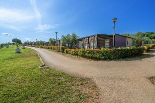 Taman di luar Eurocamp Mobile Homes Kastanija