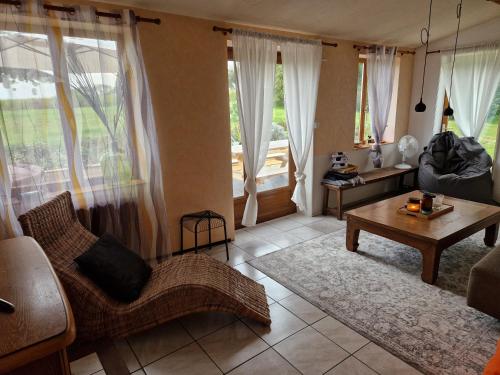 un salon avec un canapé et une table dans l'établissement Maison PRECEY, à Précey