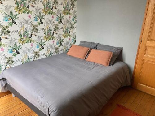 un lit avec deux oreillers dessus dans une chambre dans l'établissement Le refuge cosy Amiens, à Saleux