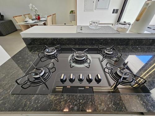 een kookplaat in een keuken naast een aanrecht bij Sobrado novíssimo 3 quartos melhor bairro de foz in Foz do Iguaçu