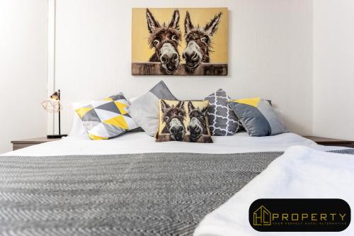 una camera da letto con un letto con due teste d'asino di Spacious 3 bed, 2 min from A1, Durham a Durham