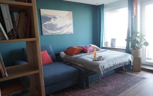- une chambre avec un lit et une chaise avec une bougie dans l'établissement Descente à la mer, à Boulogne-sur-Mer