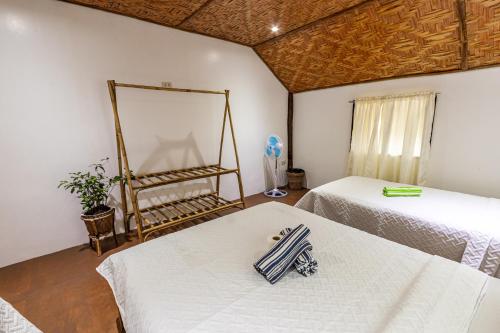 Katil atau katil-katil dalam bilik di 3 BR Native House at Port Barton Center
