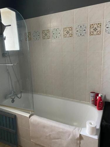 Ένα μπάνιο στο Country home, gite proche Benon et La Rochelle