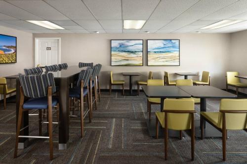 a dining room with tables and chairs at Residence Inn by Marriott San Francisco Airport San Mateo in San Mateo
