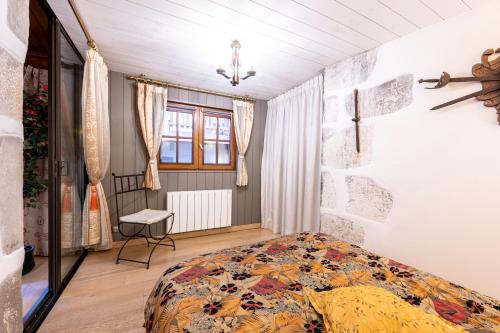 une chambre avec un lit et une fenêtre dans l'établissement Lodges Du Canal St Dominique Annecy, à Annecy