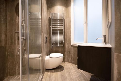 une salle de bain avec toilettes, lavabo et fenêtre dans l'établissement CIA - Louvre museum, à Paris