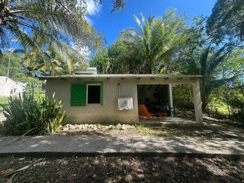 a small house in the middle of a yard at Gwada Rêves in Sainte-Anne