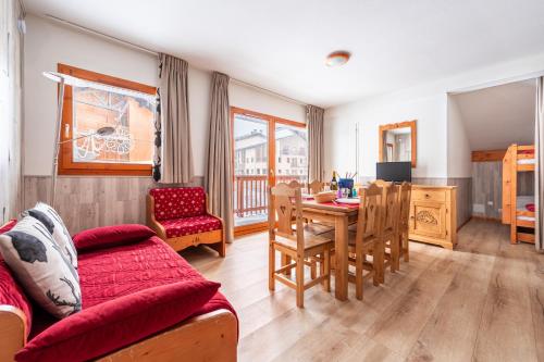 un salon avec une table et une salle à manger dans l'établissement Les Balcons PROCHE PARC NATIONAL VANOISE appartement 3 pieces 8 pers, à Termignon