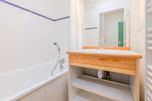 une salle de bain avec un lavabo et un miroir dans l'établissement Les Balcons PROCHE PARC NATIONAL VANOISE appartement 3 pieces 8 pers, à Termignon