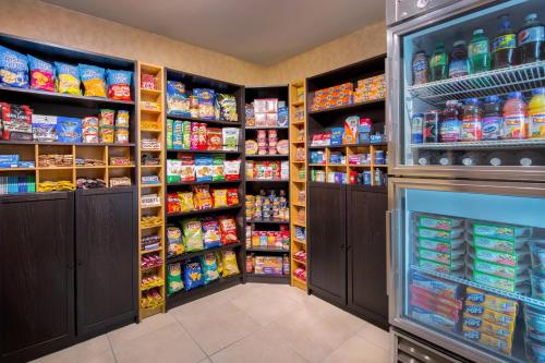 Supermarket nebo jiné obchody v  hotelu nebo okolí