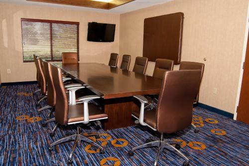 a conference room with a long table and chairs at Courtyard by Marriott Cincinnati Airport in Erlanger