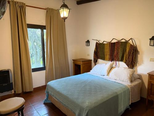 una camera da letto con un letto e una finestra di Cabañas Siesta Serrana a Río Ceballos