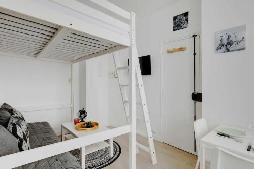 Cette chambre comprend une mezzanine et un bureau. dans l'établissement Cosy Apartement in heart of Batignolles, à Paris